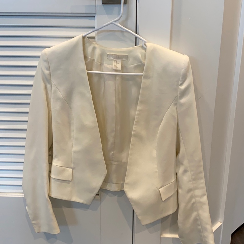 Women’s size 4 H&M white cropped blazer